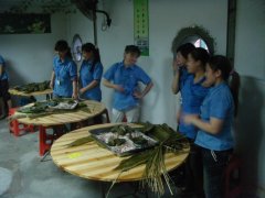 巧媳婦、新酷男，老節(jié)日，新過法！--記端午節(jié)DIY包粽子比賽